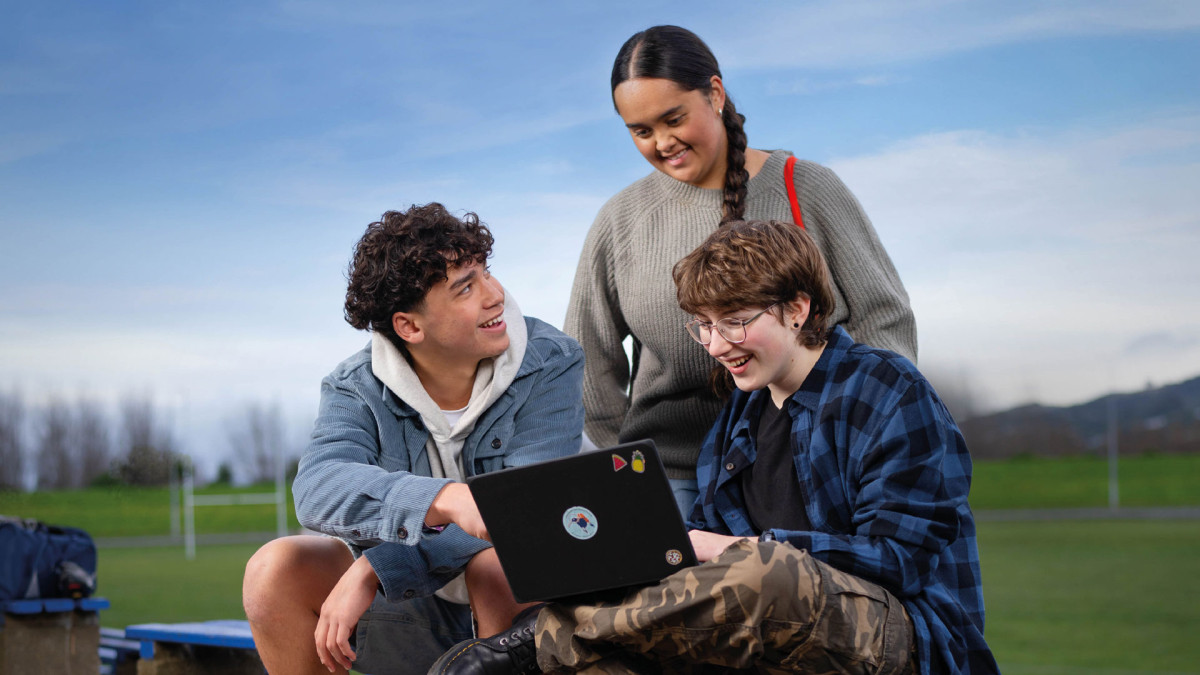 Students browsing Tahatū on a laptop